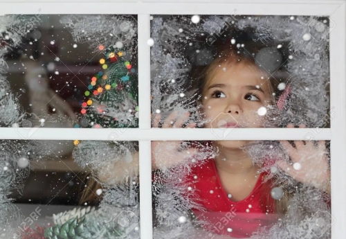 96251169-rêver-une-petite-fille-en-t-shirt-rouge-en-attente-pour-le-père-noël-et-en-regardant-sur-la.jpg